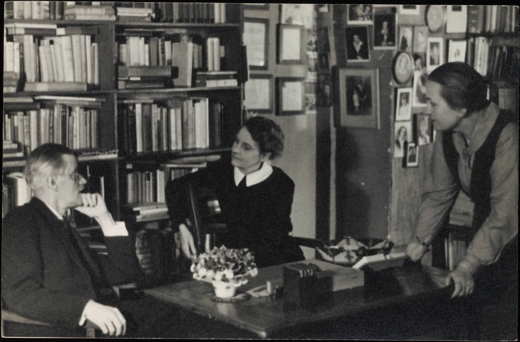 James_Joyce_with_Sylvia_Beach_at_Shakespeare_&_Co_Paris_1920